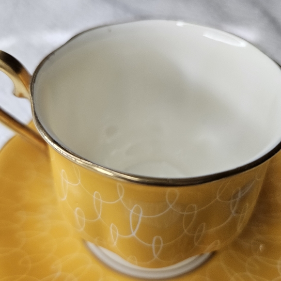 Royal Albert Crown Bone England China Teacup Saucer YELLOW GOLD w/White Swirls - Picture 2 of 16